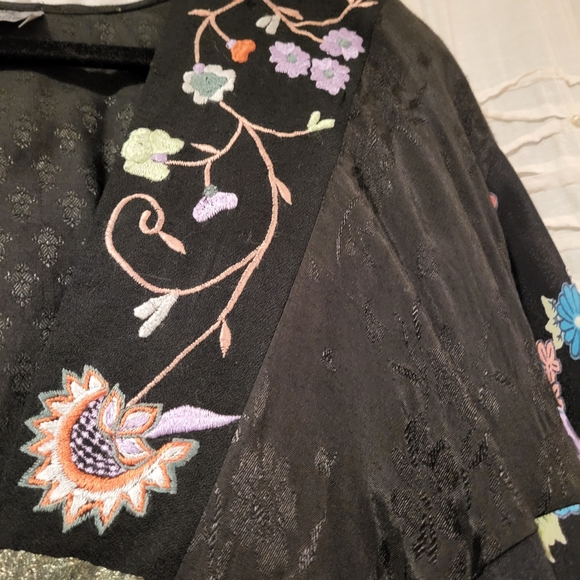 Champagne Collection by All That Glitters Kimono - Picture 4 of 10